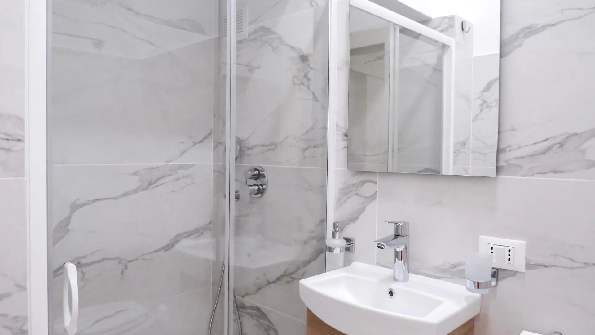 Urban Home - Direct To Malpensa - Duomo - San Siro ミラノ アパート
